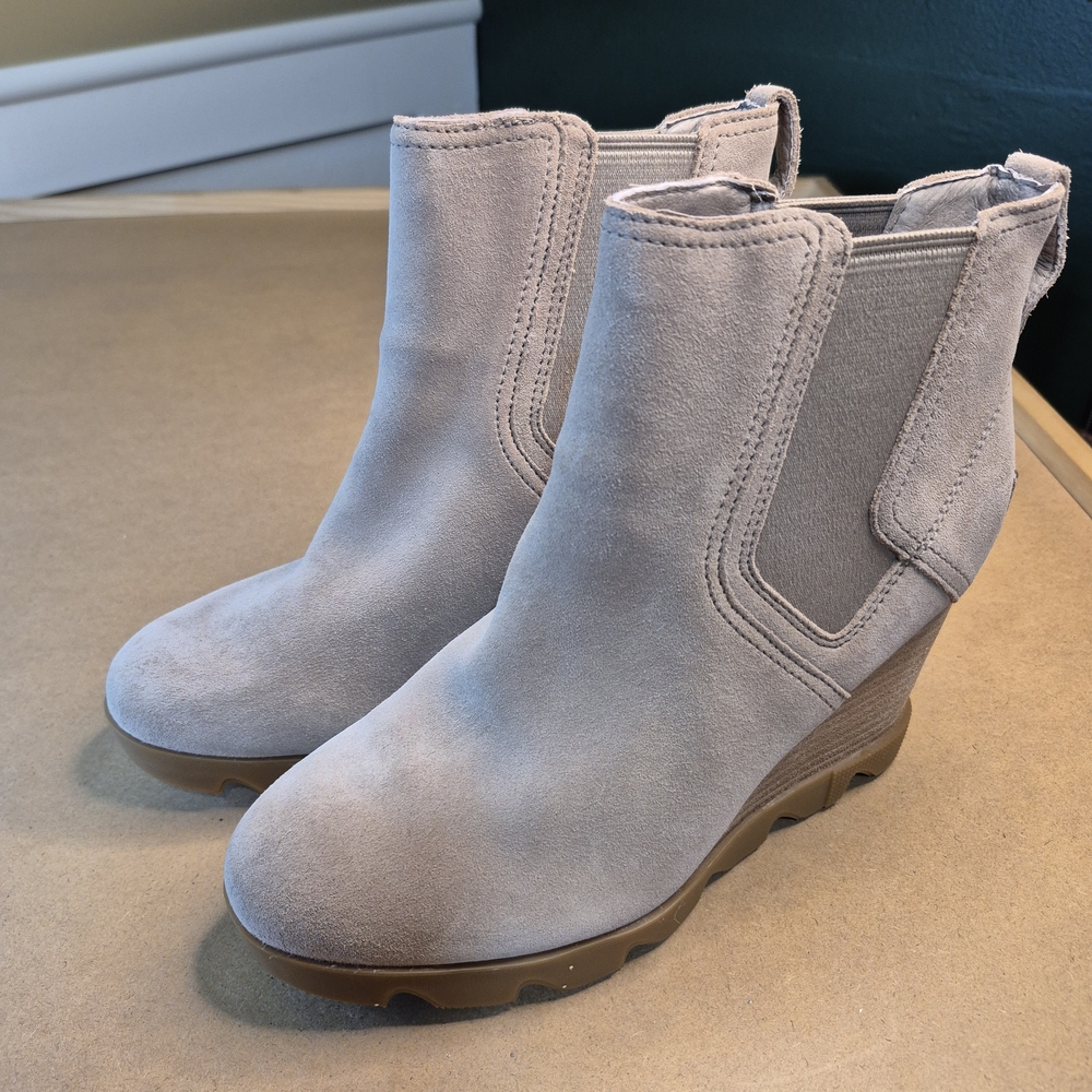 Sorel Women's Suede Chelsea Wedge Booties in Light Taupe